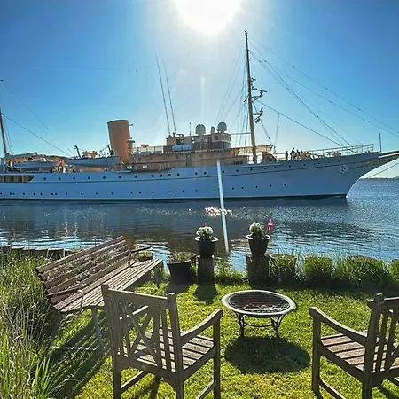 Protected Fjord With Fjord Views Semesterbostad